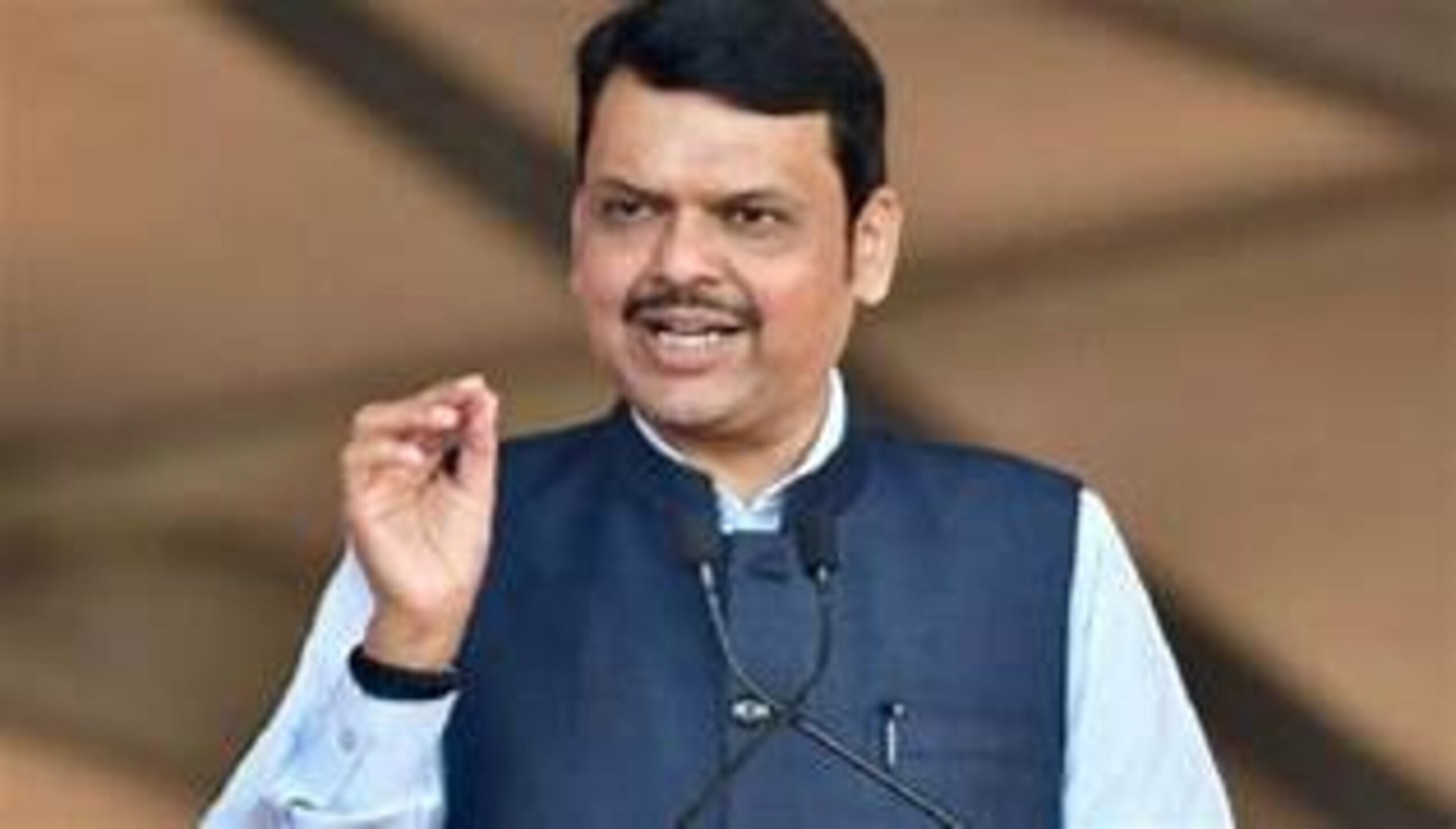 Fadnavis sets deadline for 5,000 MW Solar push under Flagship Agri Feeder Plan